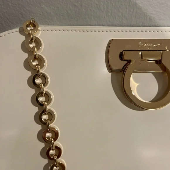 Salvatore Ferragamo - AUTHENTIC Gancini Bag, in Bone, 24 Carat Gold Chain. NEW! - Picture 5 of 6